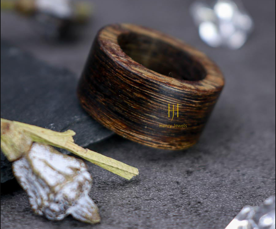 Nhẫn Trầm Hương Sánh chìm dầu vàng bản vuông.png